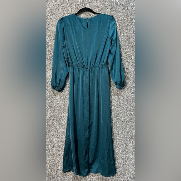 NWT Cutout Long Sleeve Satin Midi Dress Size Small - Picture 4 of 6